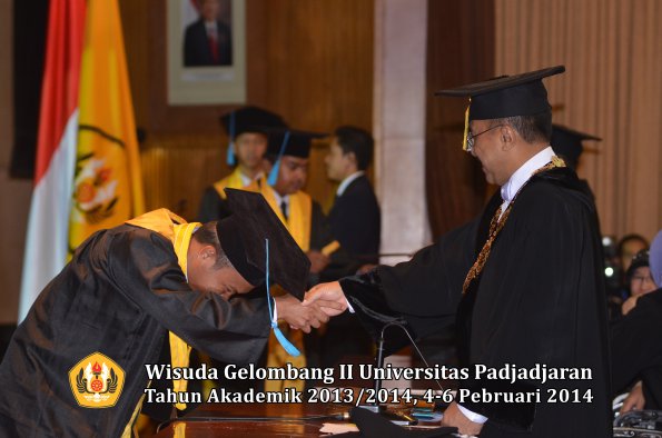 wisuda-unpad-gel-ii-ta-2013_2014-fakultas-ilmu-budaya-oleh-rektor-011