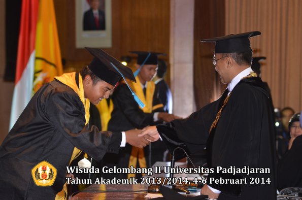 wisuda-unpad-gel-ii-ta-2013_2014-fakultas-ilmu-budaya-oleh-rektor-012