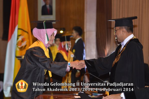 wisuda-unpad-gel-ii-ta-2013_2014-program-pasca-oleh-rektor-085