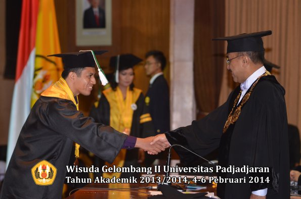 wisuda-unpad-gel-ii-ta-2013_2014-program-pasca-oleh-rektor-089