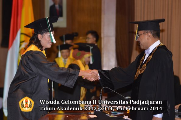 wisuda-unpad-gel-ii-ta-2013_2014-program-pasca-oleh-rektor-090
