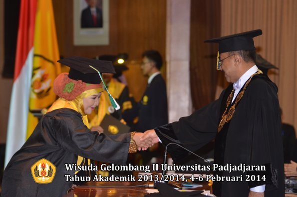 wisuda-unpad-gel-ii-ta-2013_2014-program-pasca-oleh-rektor-091