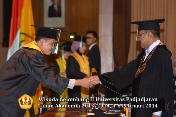 wisuda-unpad-gel-ii-ta-2013_2014-program-pasca-oleh-rektor-093