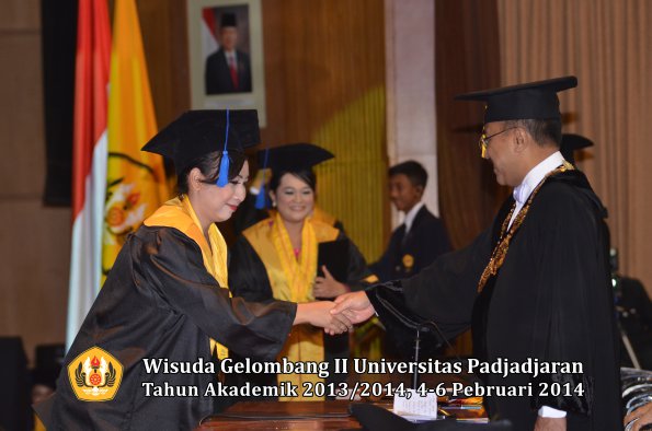 wisuda-unpad-gel-ii-ta-2013_2014-fakultas-isip-oleh-rektor-215