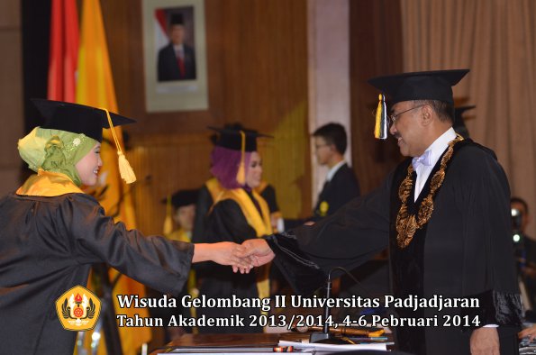 wisuda-unpad-gel-ii-ta-2013_2014-fakultas-ekonomi-dan-bisnis-oleh-rektor-005