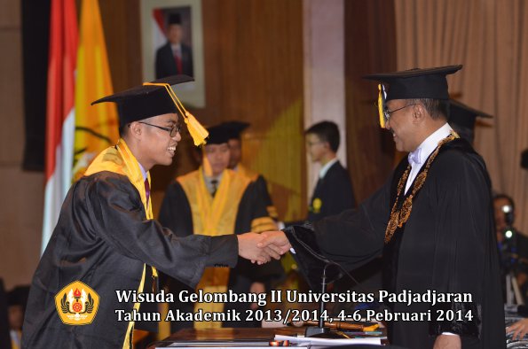 wisuda-unpad-gel-ii-ta-2013_2014-fakultas-ekonomi-dan-bisnis-oleh-rektor-008