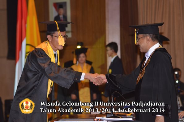 wisuda-unpad-gel-ii-ta-2013_2014-fakultas-ekonomi-dan-bisnis-oleh-rektor-011