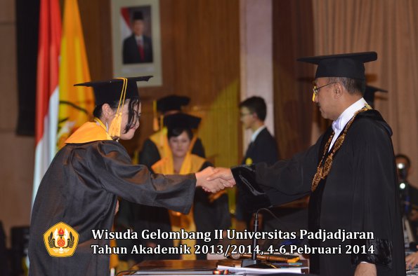 wisuda-unpad-gel-ii-ta-2013_2014-fakultas-ekonomi-dan-bisnis-oleh-rektor-012