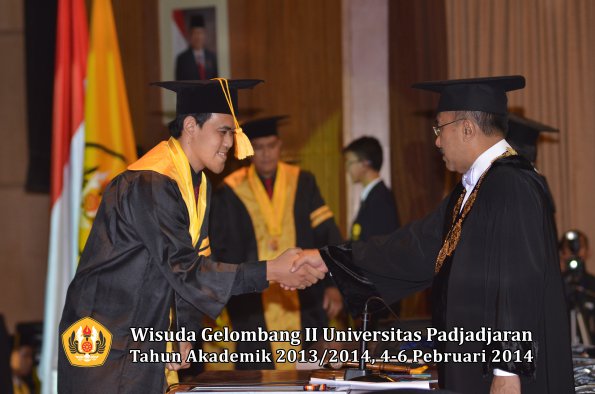 wisuda-unpad-gel-ii-ta-2013_2014-fakultas-ekonomi-dan-bisnis-oleh-rektor-035