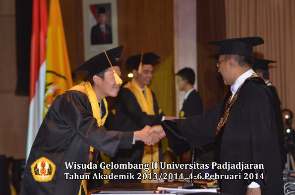 wisuda-unpad-gel-ii-ta-2013_2014-fakultas-ekonomi-dan-bisnis-oleh-rektor-054