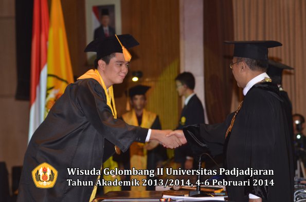 wisuda-unpad-gel-ii-ta-2013_2014-fakultas-ekonomi-dan-bisnis-oleh-rektor-055