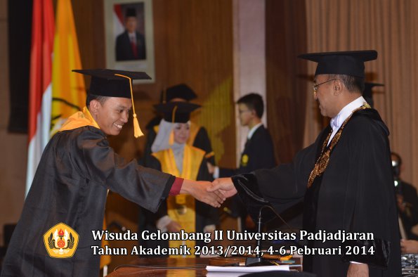 wisuda-unpad-gel-ii-ta-2013_2014-fakultas-ekonomi-dan-bisnis-oleh-rektor-107