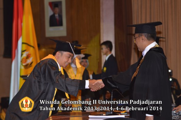 wisuda-unpad-gel-ii-ta-2013_2014-fakultas-ekonomi-dan-bisnis-oleh-rektor-166