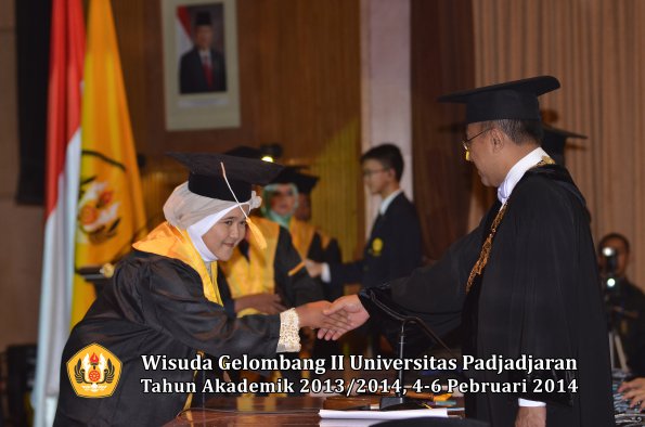 wisuda-unpad-gel-ii-ta-2013_2014-fakultas-ekonomi-dan-bisnis-oleh-rektor-167