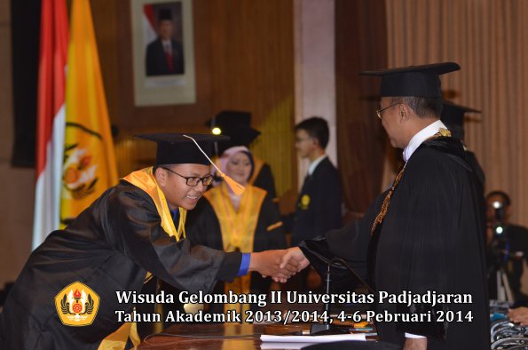 wisuda-unpad-gel-ii-ta-2013_2014-fakultas-ekonomi-dan-bisnis-oleh-rektor-174