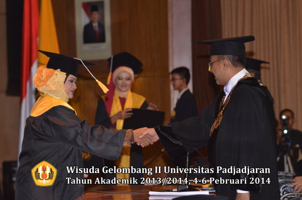 wisuda-unpad-gel-ii-ta-2013_2014-fakultas-ekonomi-dan-bisnis-oleh-rektor-180