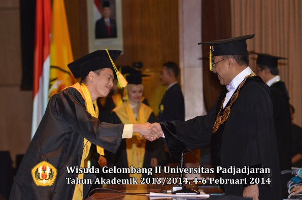 wisuda-unpad-gel-ii-ta-2013_2014-fakultas-ilmu-komunikasi-oleh-rektor-013