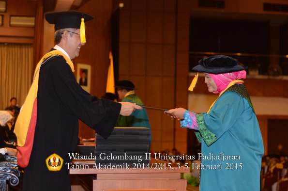 Wisuda Unpad Gel II TA 2014_2015 Fakultas Ekonomi dan Bisnis oleh Dekan 003