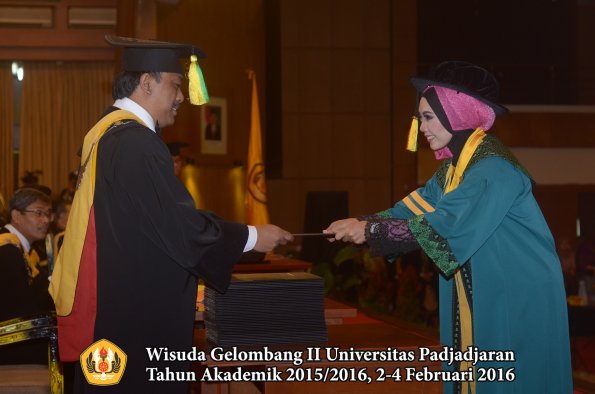 Wisuda Unpad Gel II TA 2015_2016 Fakultas Ilmu Komunikasi oleh Dekan  005