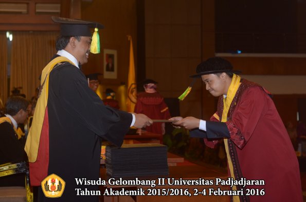 Wisuda Unpad Gel II TA 2015_2016 Fakultas Ilmu Komunikasi oleh Dekan  010