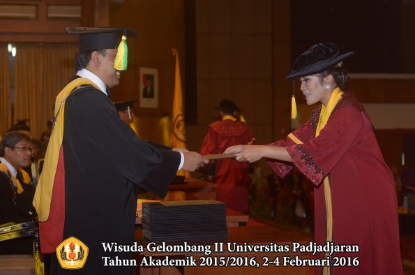 Wisuda Unpad Gel II TA 2015_2016 Fakultas Ilmu Komunikasi oleh Dekan  013