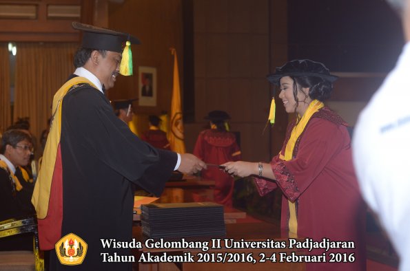 Wisuda Unpad Gel II TA 2015_2016 Fakultas Ilmu Komunikasi oleh Dekan  018