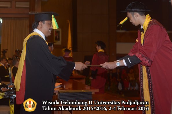 Wisuda Unpad Gel II TA 2015_2016 Fakultas Ilmu Komunikasi oleh Dekan  073