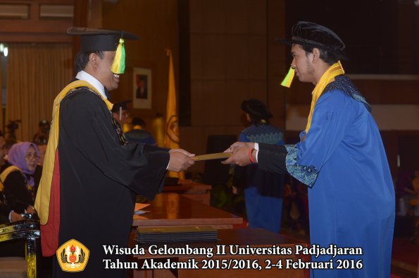 Wisuda Unpad Gel II TA 2015_2016 Fakultas Ilmu Komunikasi oleh Dekan  126