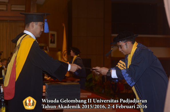 Wisuda Unpad Gel II TA 2015_2016 Fakultas ISIP oleh Dekan 002