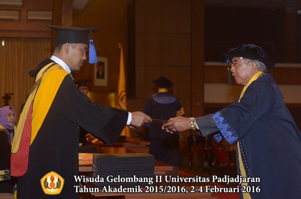 Wisuda Unpad Gel II TA 2015_2016 Fakultas ISIP oleh Dekan 008