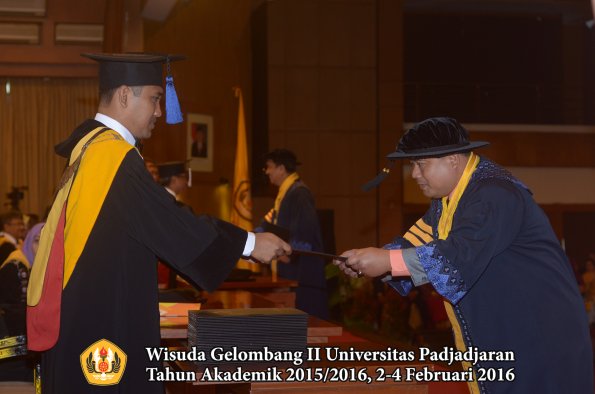 Wisuda Unpad Gel II TA 2015_2016 Fakultas ISIP oleh Dekan 012