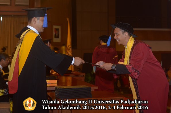 Wisuda Unpad Gel II TA 2015_2016 Fakultas ISIP oleh Dekan 061