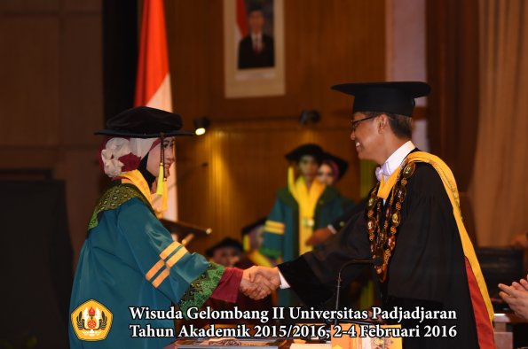 Wisuda Unpad Gel II TA 2015_2016  Fakultas Ilmu Komunikasi oleh Rektor 003