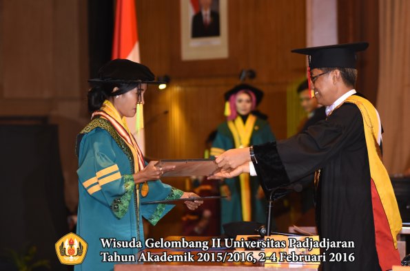 Wisuda Unpad Gel II TA 2015_2016  Fakultas Ilmu Komunikasi oleh Rektor 005