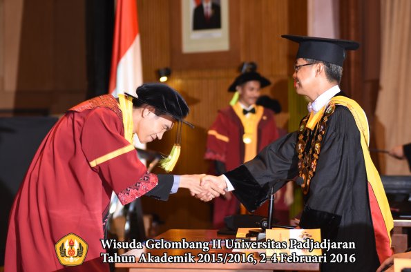 Wisuda Unpad Gel II TA 2015_2016  Fakultas Ilmu Komunikasi oleh Rektor 013