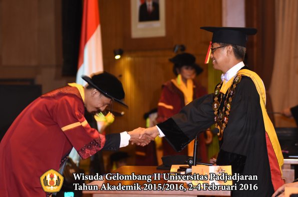 Wisuda Unpad Gel II TA 2015_2016  Fakultas Ilmu Komunikasi oleh Rektor 014