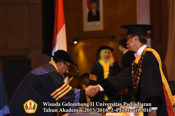 Wisuda Unpad Gel II TA 2015_2016   Fakultas ISIP oleh Rektor  003