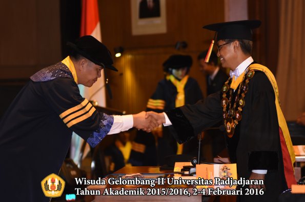 Wisuda Unpad Gel II TA 2015_2016   Fakultas ISIP oleh Rektor  005