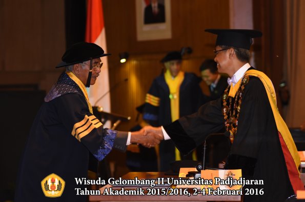 Wisuda Unpad Gel II TA 2015_2016   Fakultas ISIP oleh Rektor  008
