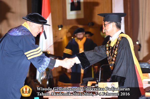 Wisuda Unpad Gel II TA 2015_2016   Fakultas ISIP oleh Rektor  009