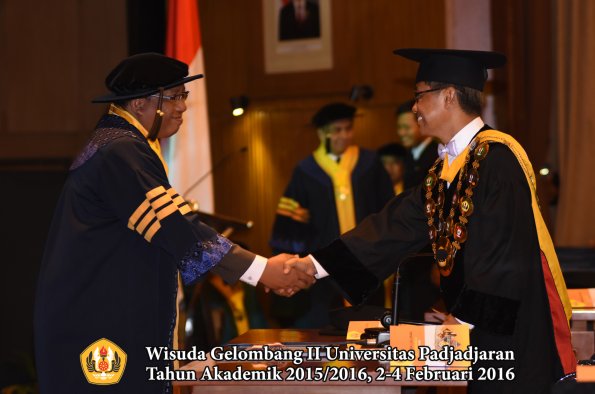 Wisuda Unpad Gel II TA 2015_2016   Fakultas ISIP oleh Rektor  010