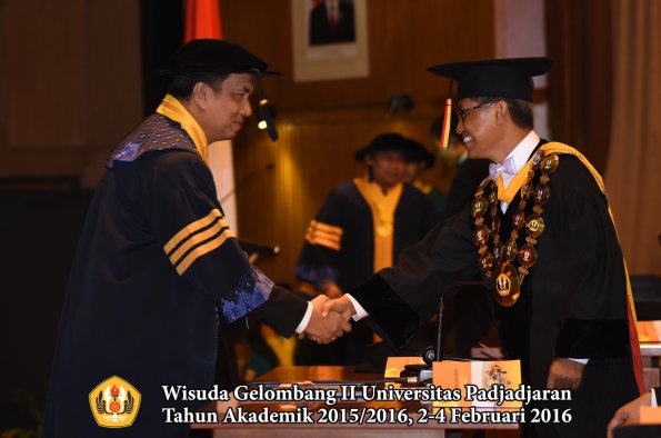 Wisuda Unpad Gel II TA 2015_2016   Fakultas ISIP oleh Rektor  011