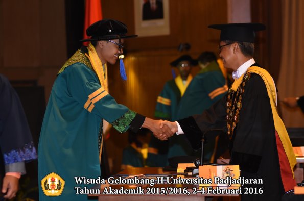 Wisuda Unpad Gel II TA 2015_2016   Fakultas ISIP oleh Rektor  013