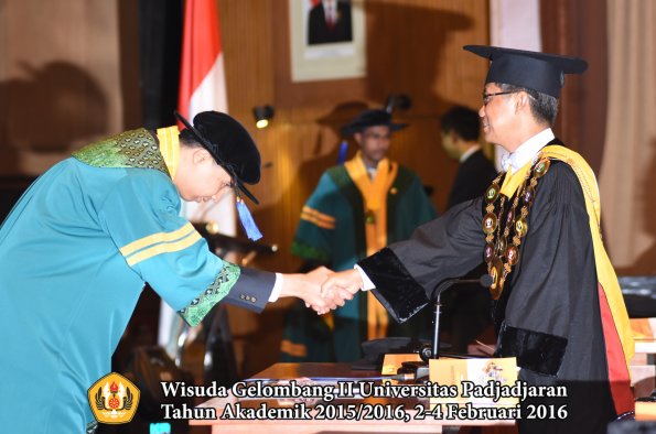 Wisuda Unpad Gel II TA 2015_2016   Fakultas ISIP oleh Rektor  014