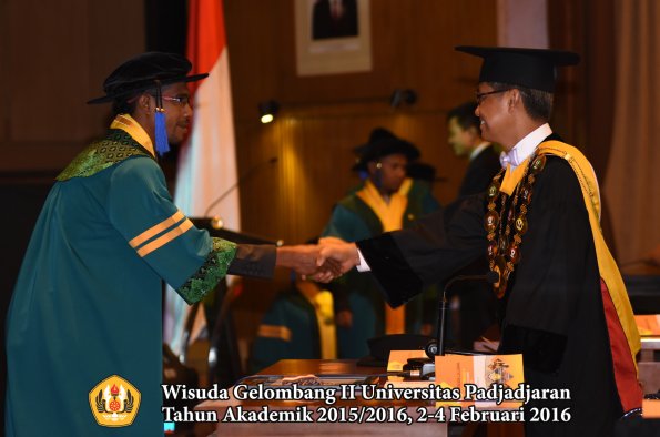 Wisuda Unpad Gel II TA 2015_2016   Fakultas ISIP oleh Rektor  015