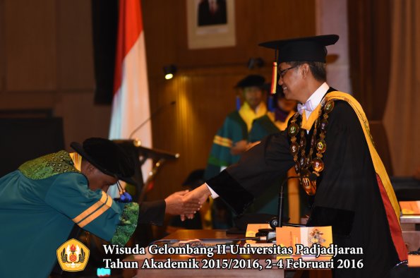 Wisuda Unpad Gel II TA 2015_2016   Fakultas ISIP oleh Rektor  016