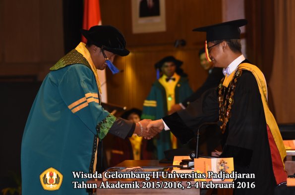 Wisuda Unpad Gel II TA 2015_2016   Fakultas ISIP oleh Rektor  019