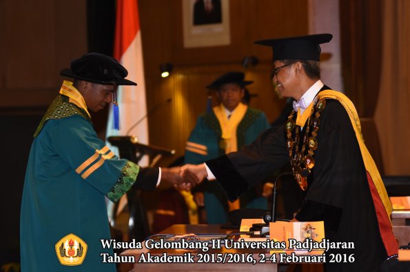 Wisuda Unpad Gel II TA 2015_2016   Fakultas ISIP oleh Rektor  020