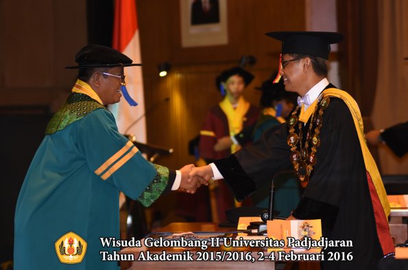 Wisuda Unpad Gel II TA 2015_2016   Fakultas ISIP oleh Rektor  021
