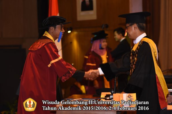 Wisuda Unpad Gel II TA 2015_2016   Fakultas ISIP oleh Rektor  024
